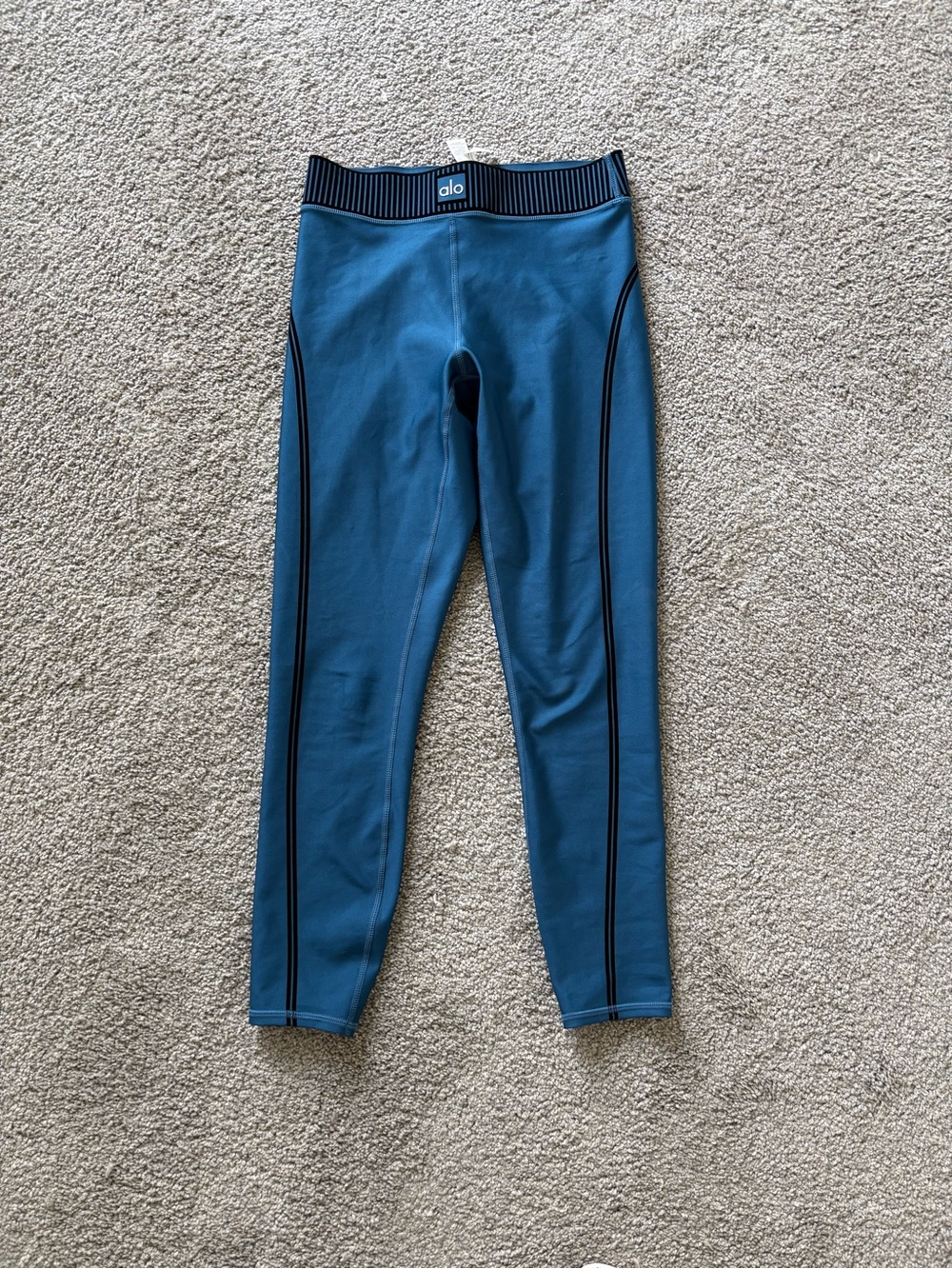 ALO Airlift Leggings - Picture 4 of 5